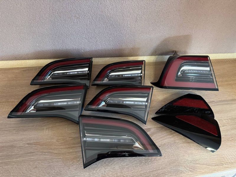 Ліхтар внутрішній кришка багажника правий Tesla Model 3 2018-, Model Y 2020-2025 107740200E фото