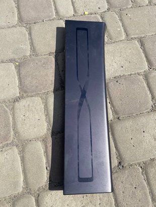 Накладка порога задня права Tesla Model X 2016-2021 105319500E фото