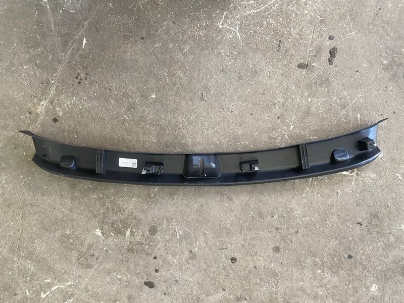 Накладка отвору заднього багажника Tesla Model Y 2020-2025 149463100C фото